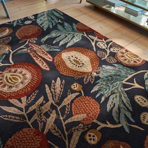 Vlněný kusový koberec Sanderson Jackfruit tumeric - indigo 148708