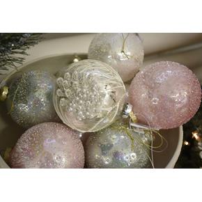 Skleněná vánoční ozdoba bílá s perličkami