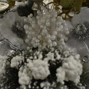 Vánoční dekorace trs s kuličkami bílý