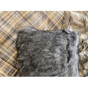 Kožešinový polštářek Feel Cushion šedý