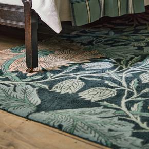 Květinový vlněný koberec Morris & Co Honeysuckle&Tulip teal 130407