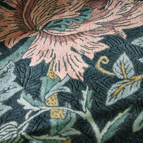 Květinový vlněný koberec Morris & Co Honeysuckle&Tulip teal 130407