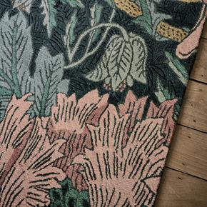 Květinový vlněný koberec Morris & Co Honeysuckle&Tulip teal 130407