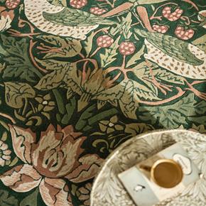 Luxusní květinový koberec Morris & Co Strawberry Thief forest 027707 