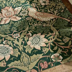 Luxusní květinový koberec Morris & Co Strawberry Thief forest 027707 