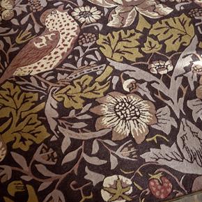 Luxusní květinový koberec Morris & Co Strawberry Thief grape 027705