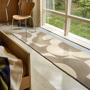 Moderní kusový běhoun Orla Kiely Prism Flower mushroom-ecru 158009