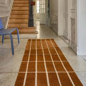 Moderní kusový běhoun Marimeko Tiiliskivi hnědý 132905 