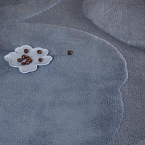 Jednobarevný vlněný koberec Marimekko Iso Unikko modrý 132308