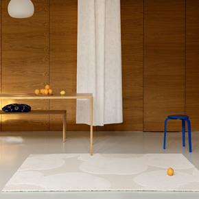 Jednobarevný vlněný koberec Marimekko Iso Unikko přírodní bílá 132301