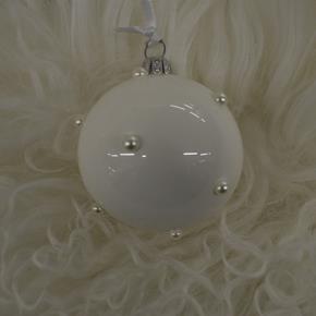 Skleněná vánoční ozdoba baňka bílá s perličkami