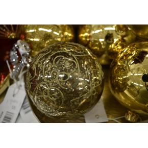 Skleněná vánoční ozdoba s patinou a ornamentem